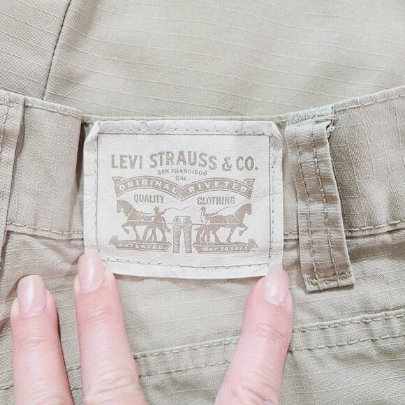 Levi's Khaki Cargo Pocket Shorts, Size 12 REGULAR - Picture 3 of 6